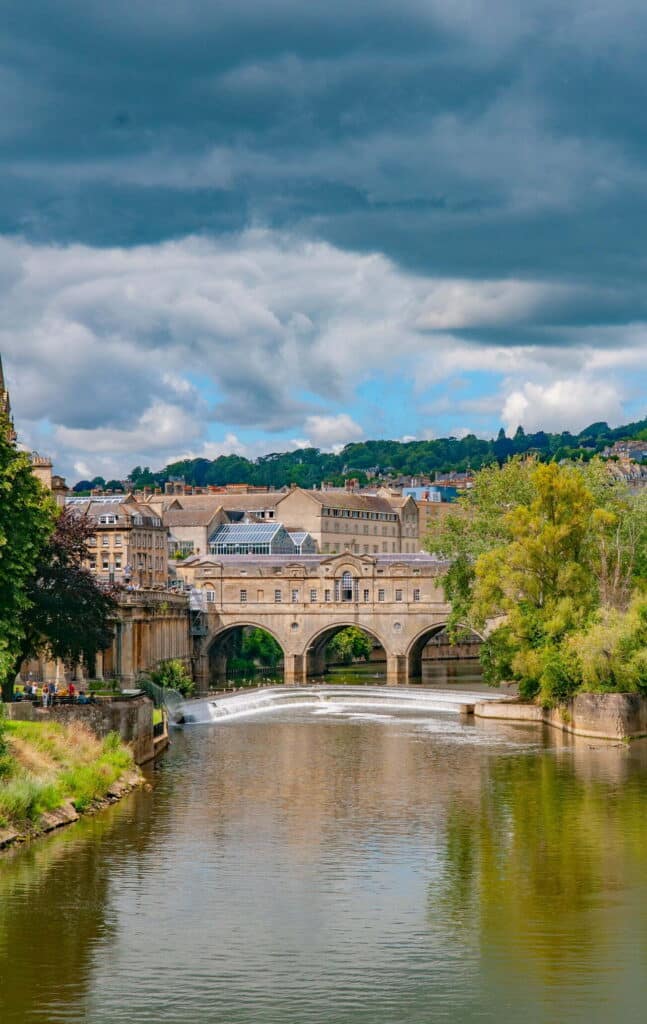 Postcard-perfect photo of pulteney bridge overlooking the beauty of river avon.