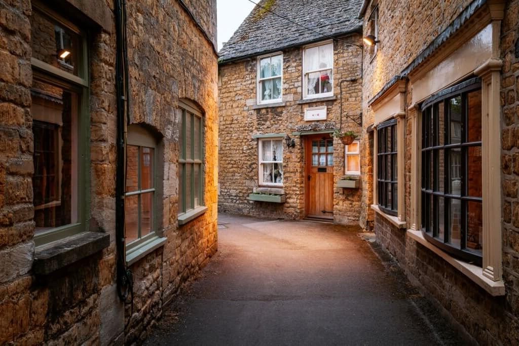 Street, bourton-on-the-water, gloucestershire, england