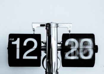 Analog clock at 12 am-time management tips at work